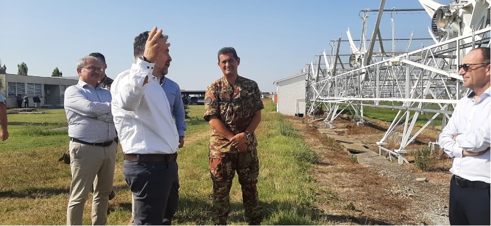 Un gruppo di persone parla davanti alla Croce del Nord