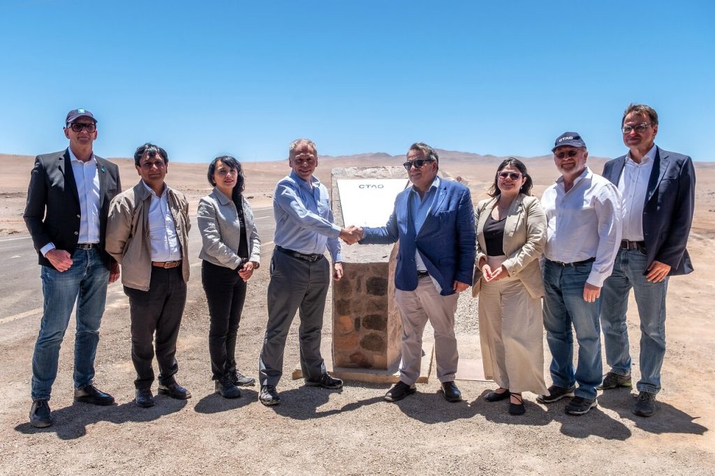 Delegazione di rappresentati dell’Eso e di  Ctao all’inaugurazione del sito sud. Crediti: Eso/Chepox
