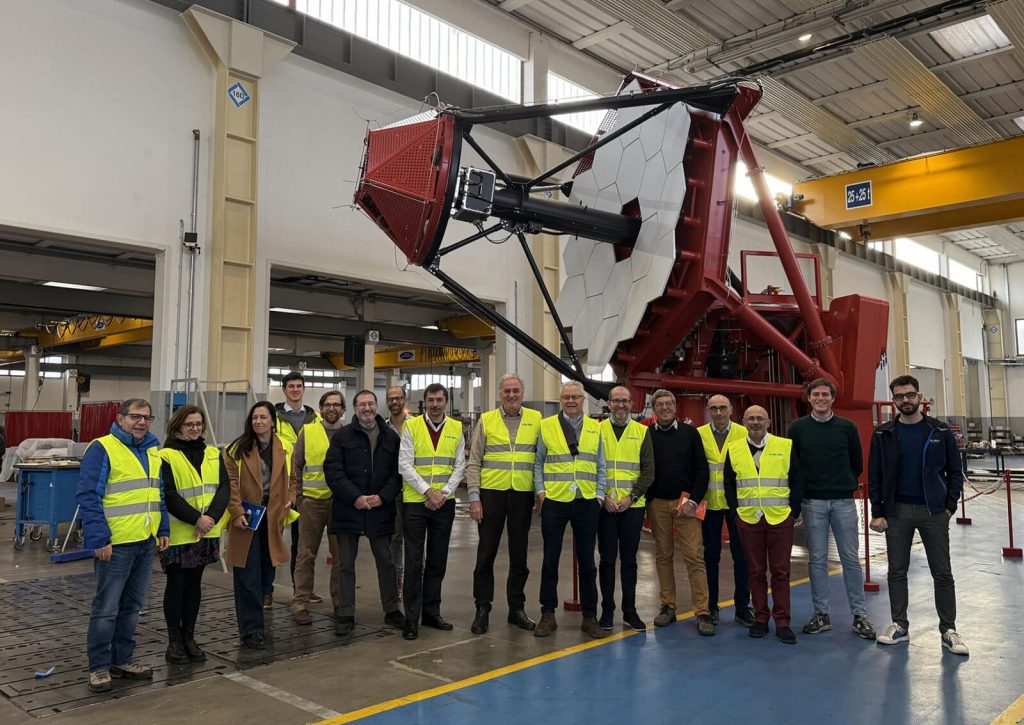 Rappresentanti del telescope team della Ctao Central Organisation e della Collaborazione Sst con alle spalle la struttura di un Sst presso la facility della Dal Ben, in Veneto. Crediti: Inaf/G. Tagliaferri